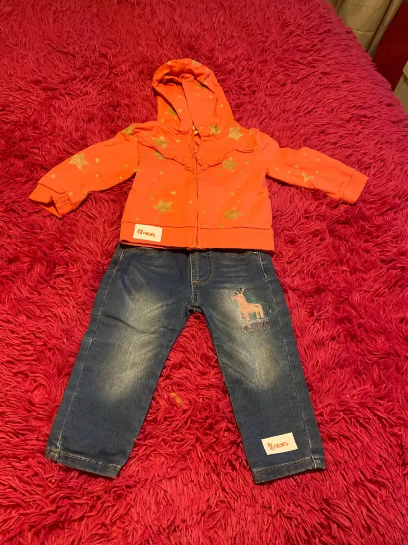 Conjunto infantil con chaqueta y jeans