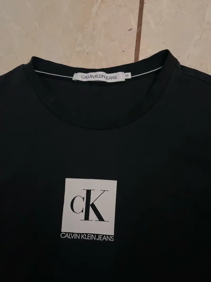 Polera negra Calvin Klein para hombre - 2