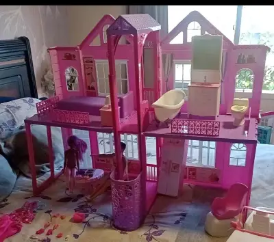 Casa de muñecas Barbie de dos pisos - miniatura 1