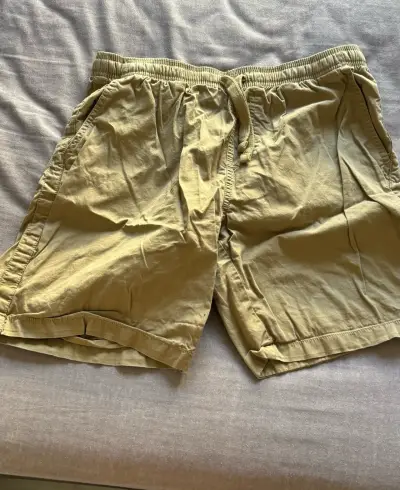 Shorts beige casual para hombre - miniatura 1