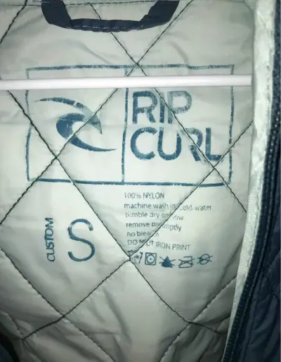 Chaqueta acolchada azul con capucha - miniatura 2
