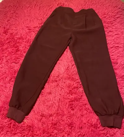 Pantalones jogger burdeos para mujer gap - miniatura 1