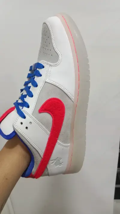 Zapatillas deportivas blancas con detalles rojos - miniatura 1