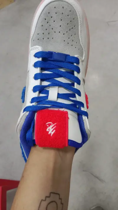 Zapatillas deportivas blancas con detalles rojos - miniatura 2