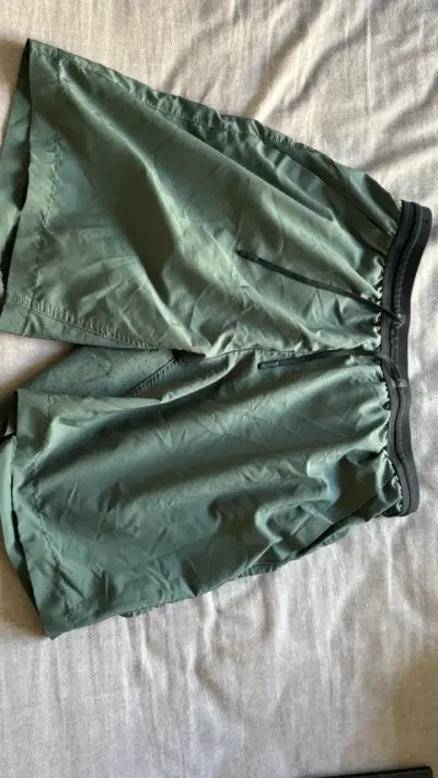 Shorts deportivos verde oscuro para hombre - miniatura 1