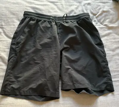Shorts deportivos verde oscuro para hombre - miniatura 2