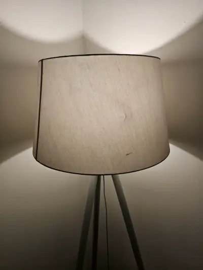 Lámpara de pie trípode moderna - miniatura 2