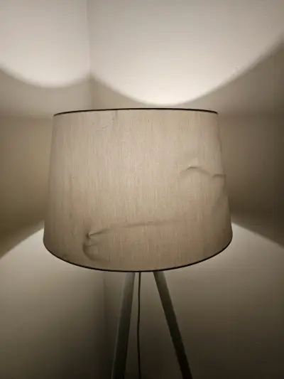 Lámpara de pie trípode moderna - miniatura 2