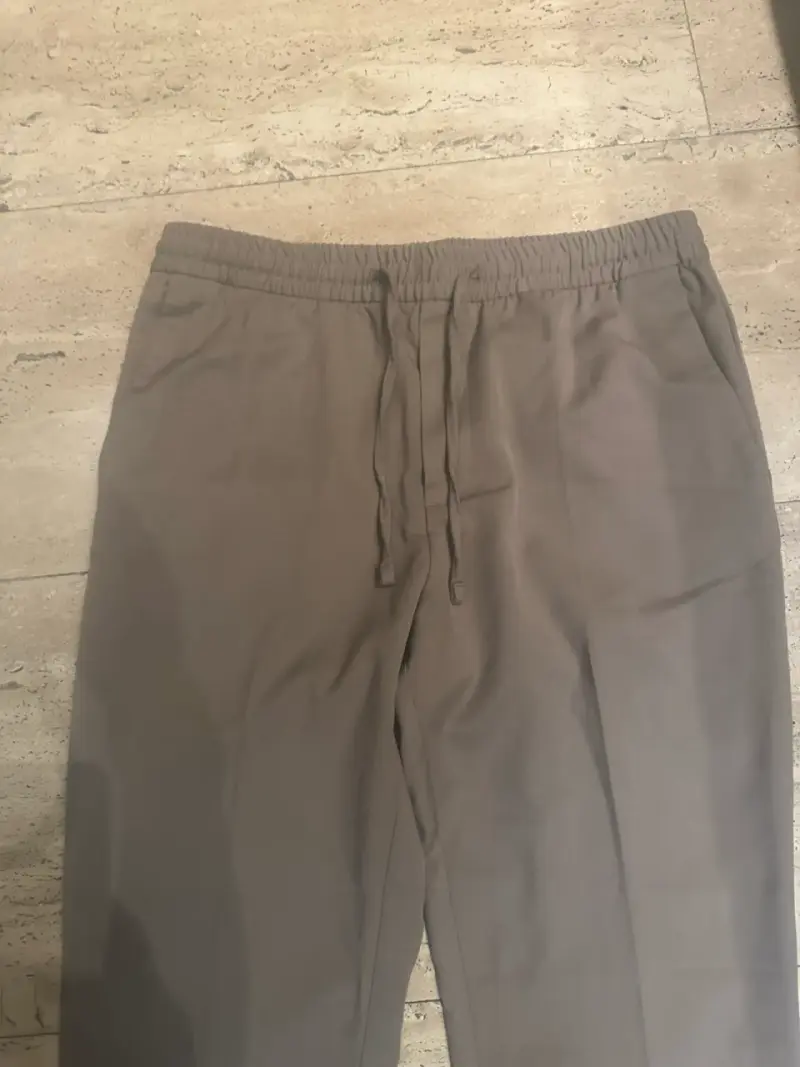 Pantalones casuales color beige con cordón - 2