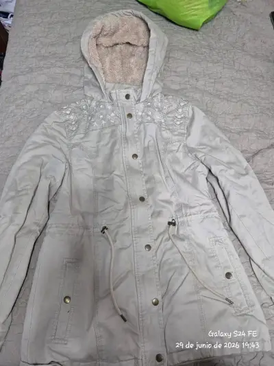 Parka beige con capucha y bordados - miniatura 1
