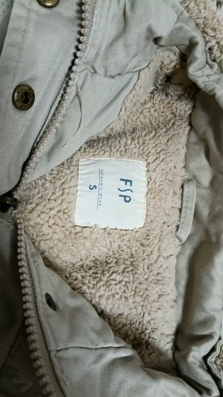 Parka beige con capucha y bordados - 2