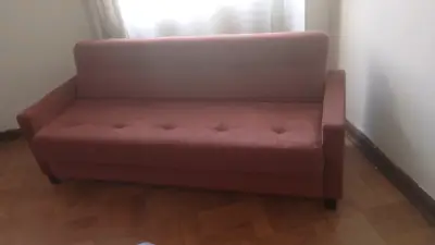 Sofá cama color burdeos en buen estado - miniatura 1