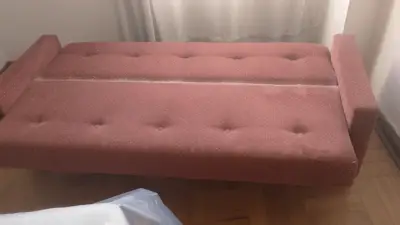 Sofá cama color burdeos en buen estado - miniatura 2