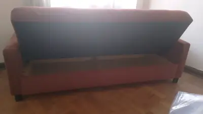 Sofá cama color burdeos en buen estado - miniatura 3