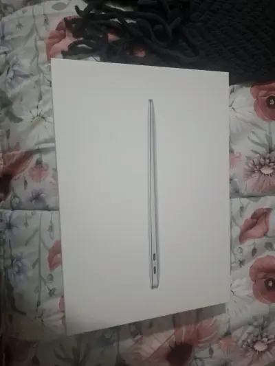 Laptop MacBook Air M1 con teclado retroiluminado - miniatura 3