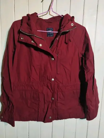 Chaqueta roja GAP con capucha- Talla S - miniatura 1