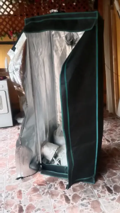 Carpa de cultivo interior con estructura metálica - miniatura 1