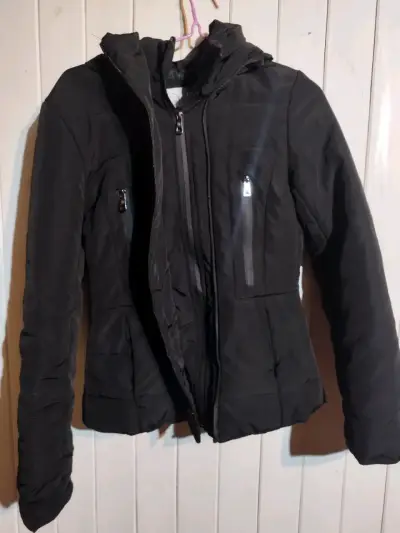 Chaqueta negra con capucha y cierre - miniatura 1