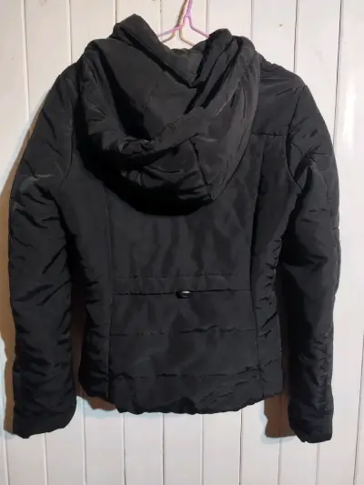 Chaqueta negra con capucha y cierre - miniatura 2