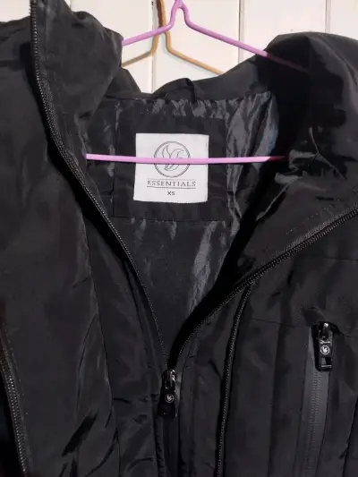 Chaqueta negra con capucha y cierre - miniatura 3