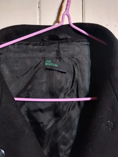 Abrigo negro elegante para mujer - miniatura 2