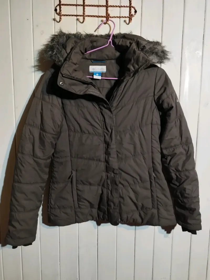 Chaqueta Columbia con capucha de piel sintética - 1