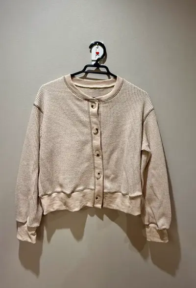 Cardigan beige de punto con botones - miniatura 1