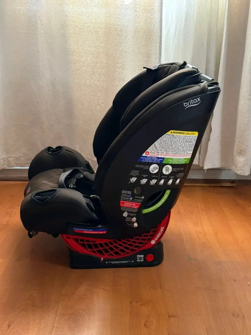 Silla de auto Britax negra para bebé - 2