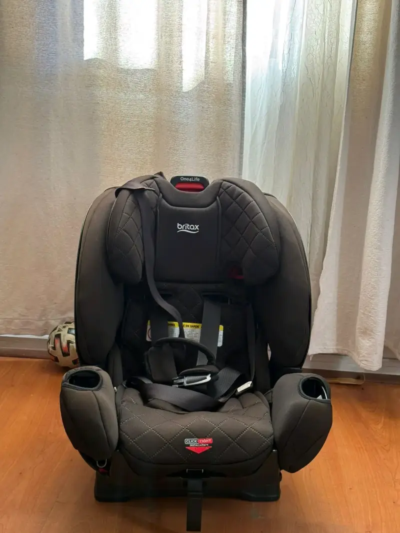 Silla de auto Britax negra para bebé - 3