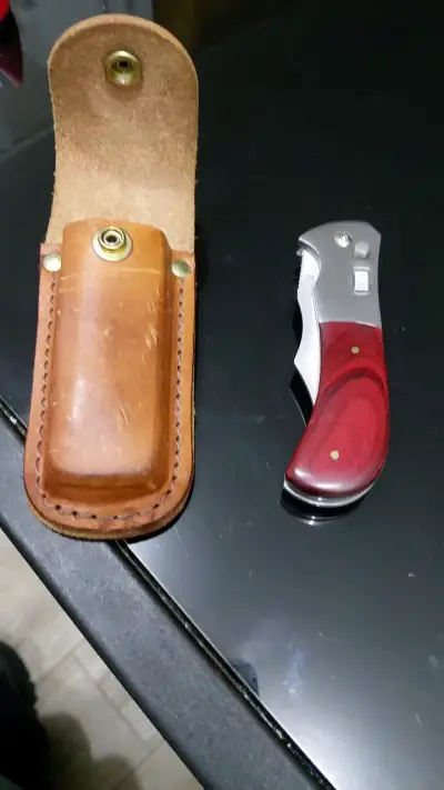 Cuchillo plegable con funda de cuero - miniatura 1