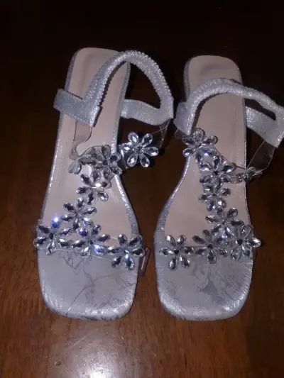 Sandalias plateadas con adornos florales - miniatura 1