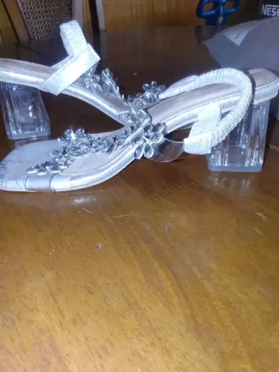 Sandalias plateadas con adornos florales - miniatura 3