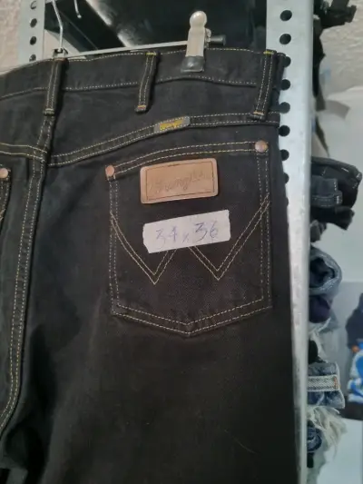 Jeans Wrangler negros talla 34x36 - miniatura 1