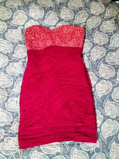 Vestido strapless rojo con lentejuelas - miniatura 1