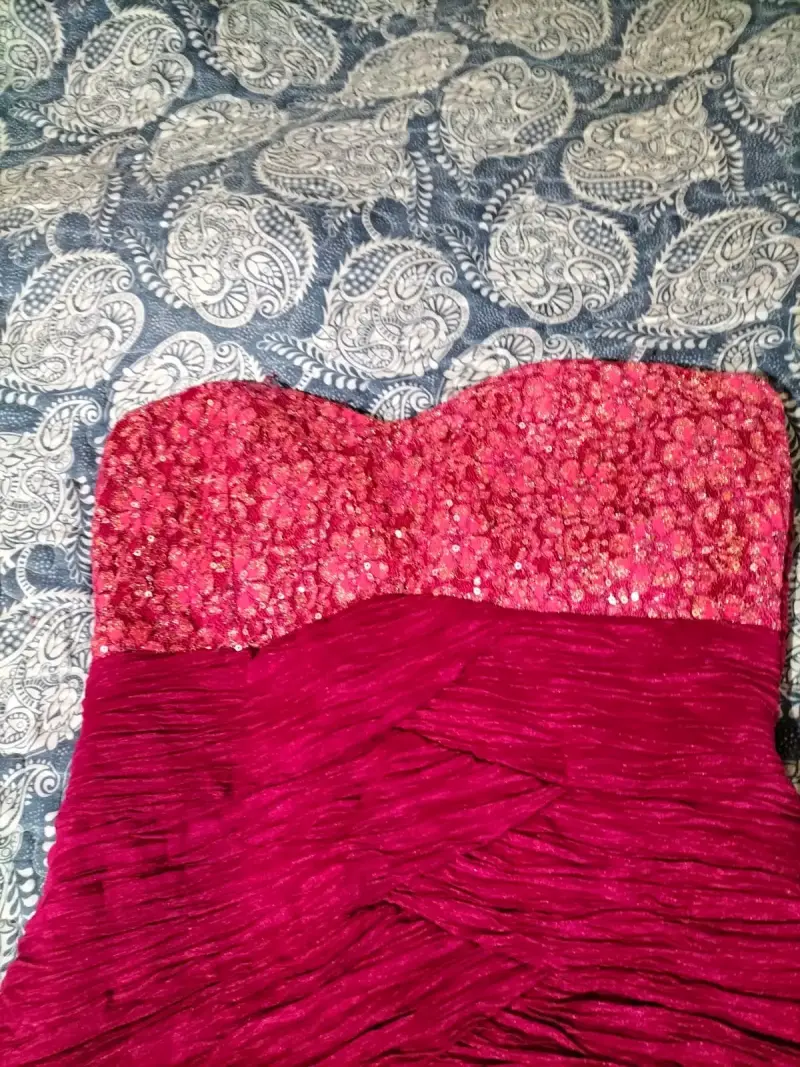 Vestido strapless rojo con lentejuelas - 2