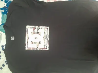 Polera negra DC Shoes con logo camuflado - miniatura 1