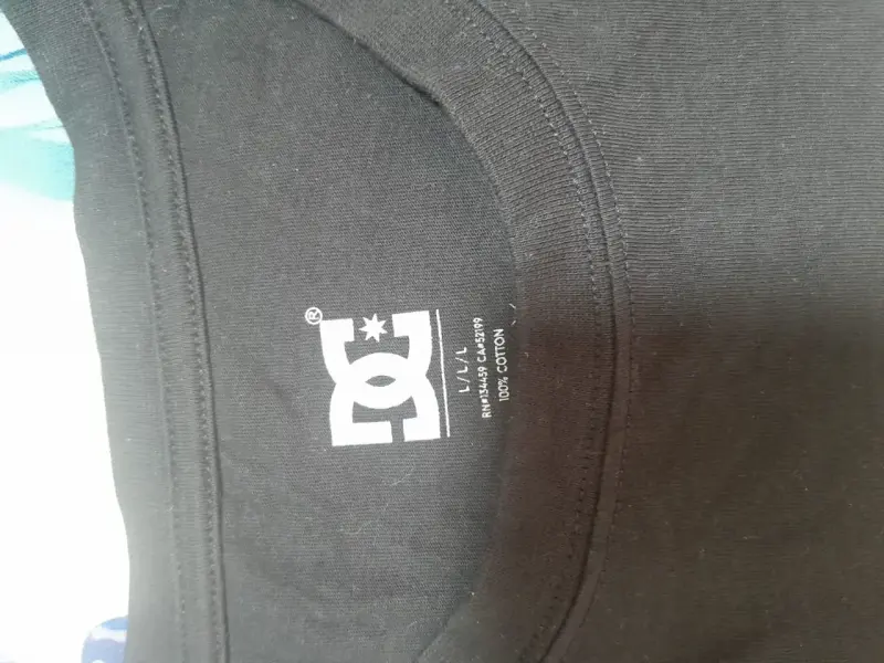 Polera negra DC Shoes con logo camuflado - 2