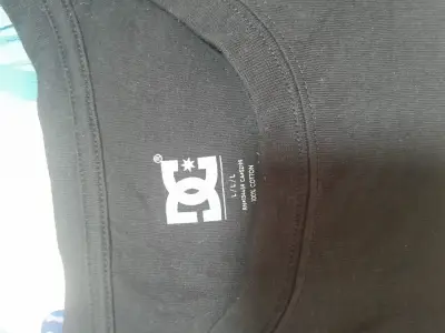Polera negra DC Shoes con logo camuflado - miniatura 2