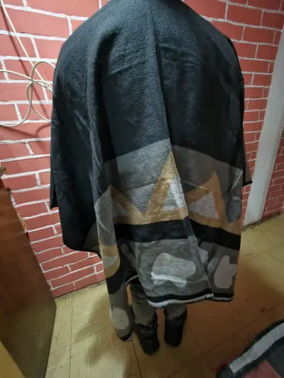 Poncho de lana con diseño geométrico - miniatura 1