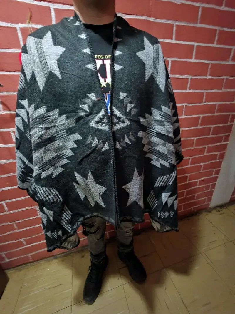 Poncho de lana con diseño geométrico - 2