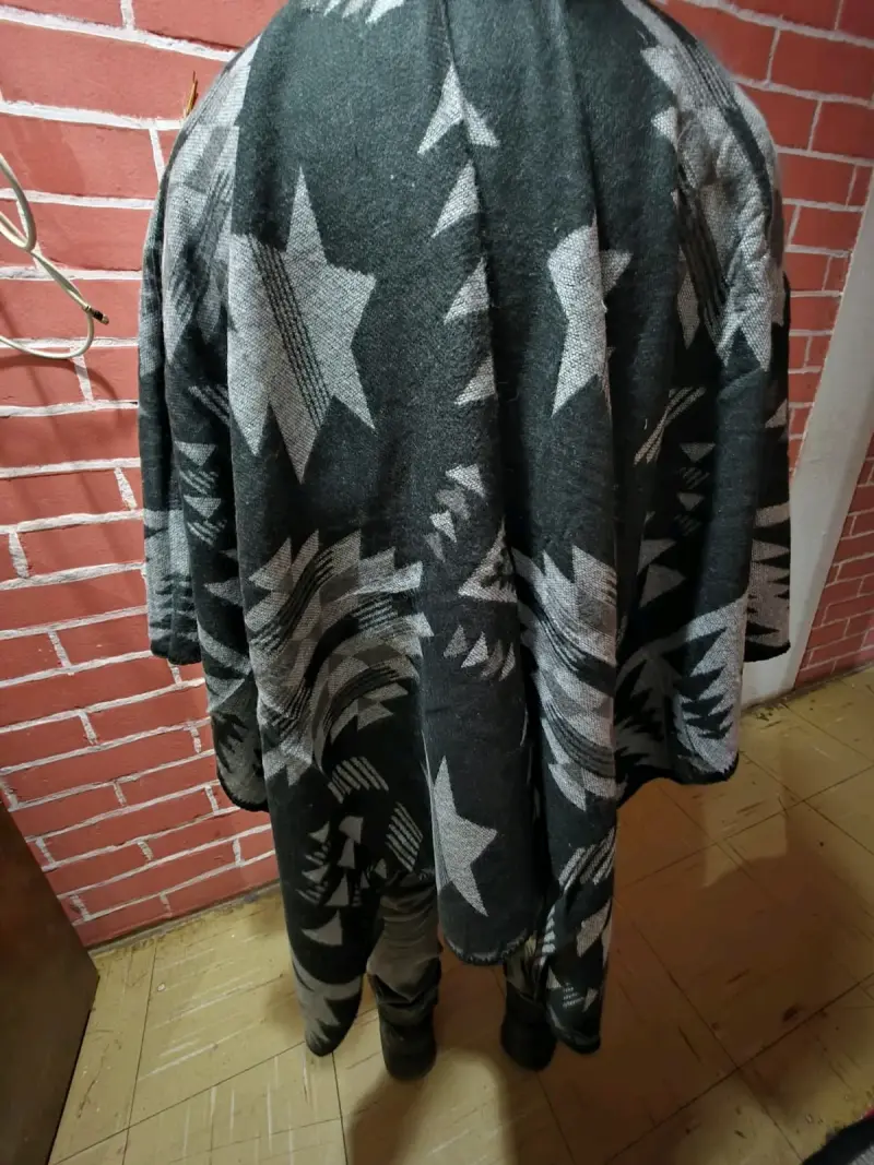 Poncho de lana con diseño geométrico - 3