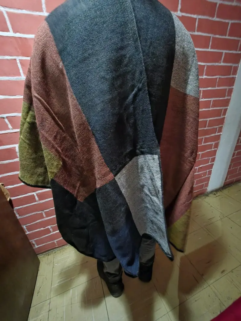Poncho de lana con diseño geométrico - 4