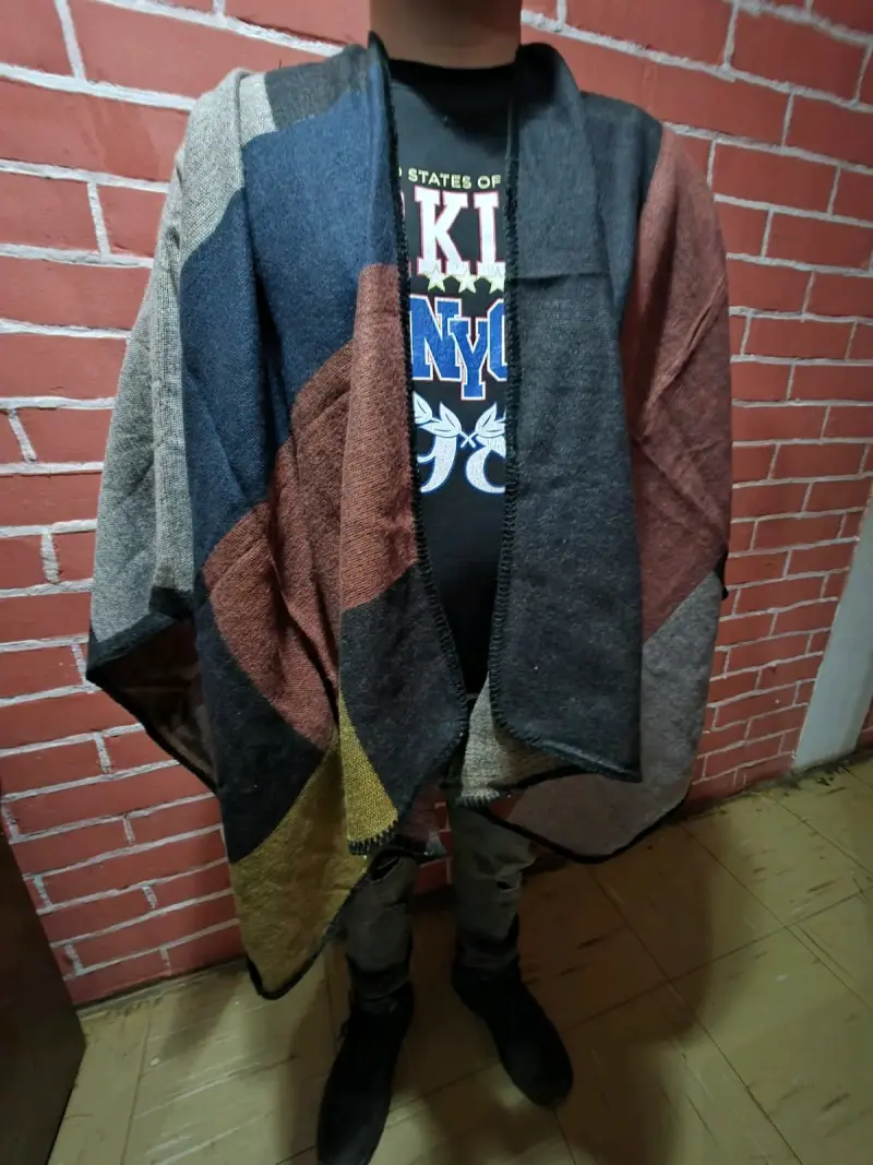Poncho de lana con diseño geométrico - 5