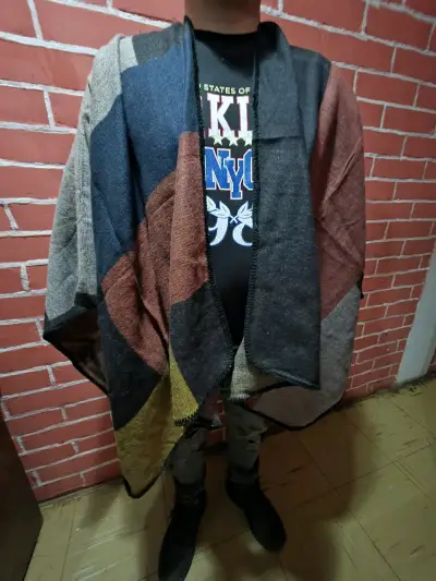 Poncho de lana con diseño geométrico - miniatura 5