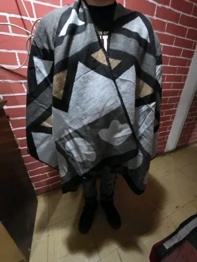 Poncho de lana con diseño geométrico - miniatura 6