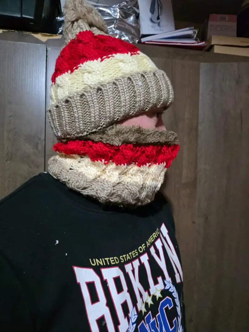 Gorro y bufanda de lana tejidos a mano - 1