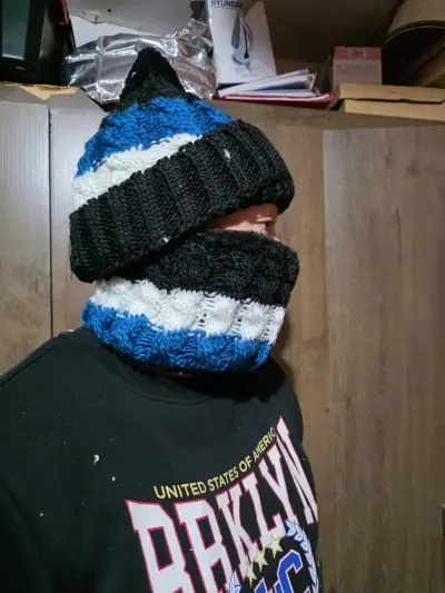 Gorro y bufanda de lana tejidos a mano - miniatura 2