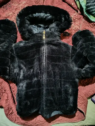 Chaqueta de peluche negra con capucha - miniatura 1