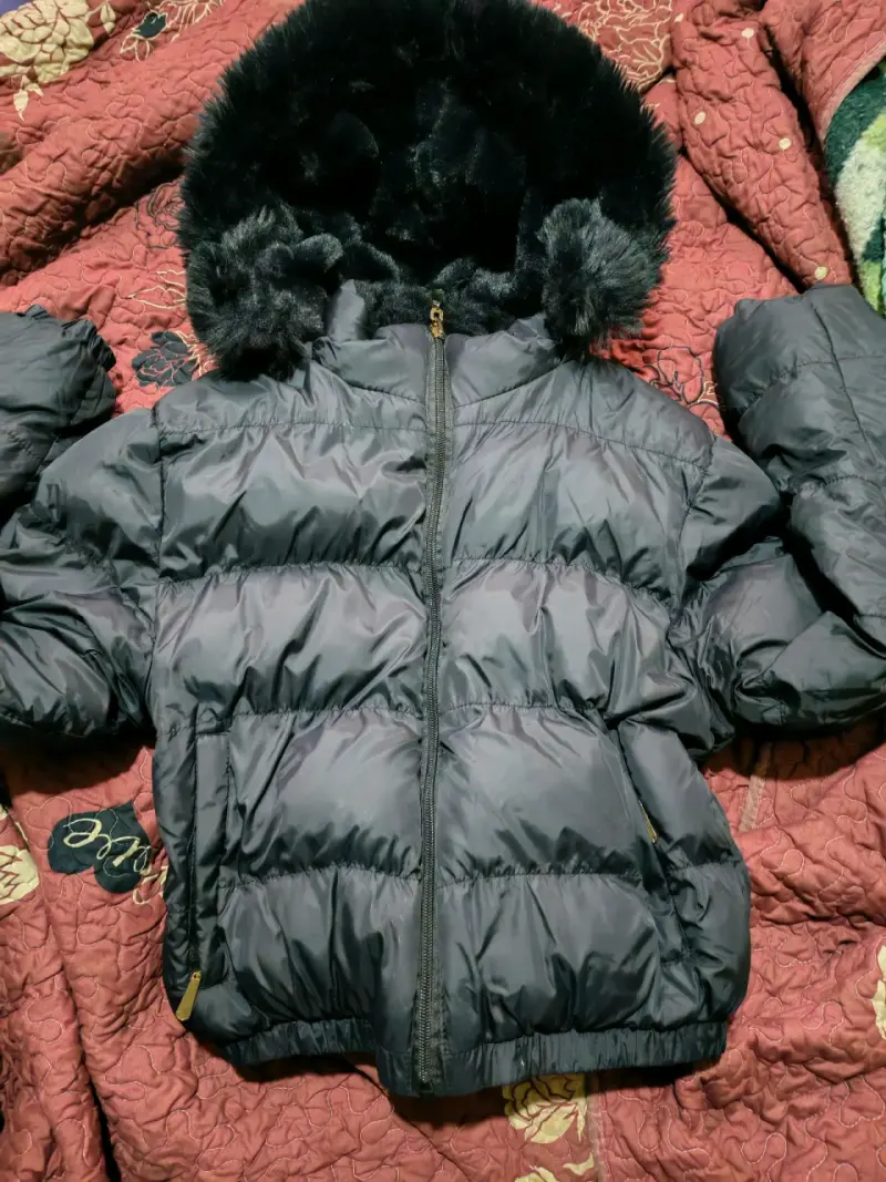 Chaqueta de peluche negra con capucha - 2