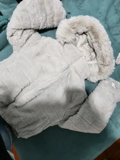 Chaqueta de peluche negra con capucha - miniatura 3
